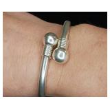 32.91g .925 Mexico - Stamped (JD-02) Sterling Silver Hinged cuff bracelet with large overlapping 'knob' detail.