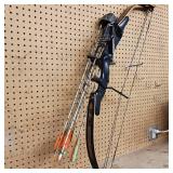 'Force II Magnum' - compound bow - by Pro Line. Quiver and Five arrows included