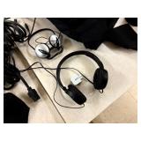 Recharchable battery pack stand w/5 batteries and random cords/tech