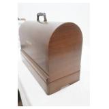 Vintage Singer Sewing Machine with Wooden Cover. Model 15-91. Very good Condition.