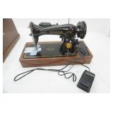 Vintage Singer Sewing Machine with Wooden Cover. Model 15-91. Very good Condition.