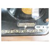 Vintage Singer Sewing Machine with Wooden Cover. Model 15-91. Very good Condition.