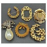 Beautiful Assortment of Vintage Necklaces, Brooches, Rings, Jewelry Boxes and Sequin Collar Beautiful Assortment of Vintage Necklaces, Brooches, Rings, Jewelry Boxes and Sequin Collar