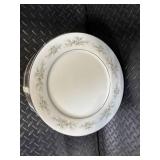 Noritake Melissa 3080 Contemporary Fine China - Floral Daisy Border Dinnerware Set