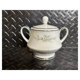 Noritake Melissa 3080 Contemporary Fine China - Floral Daisy Border Dinnerware Set