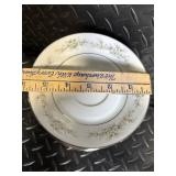 Noritake Melissa 3080 Contemporary Fine China - Floral Daisy Border Dinnerware Set