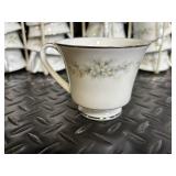 Noritake Melissa 3080 Contemporary Fine China - Floral Daisy Border Dinnerware Set