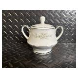 Noritake Melissa 3080 Contemporary Fine China - Floral Daisy Border Dinnerware Set