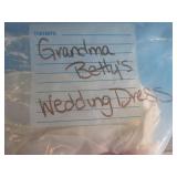 (EW5) Vintage Wedding Dress in Larg...