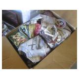 (EC1) Assorted Christmas Decor, Orn...