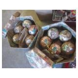 (EC1) Assorted Christmas Decor, Orn...