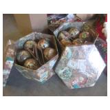 (EC1) Assorted Christmas Decor, Orn...