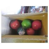 (EC1) Assorted Christmas Decor, Orn...