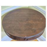 Antique Federal Style Round Pedestal Accent Table