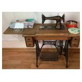 Antique Early 20th Century Singer Model 66 Sewing Machine