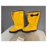 17" Yellow Slush Boots (Size 9)