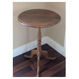 LR - Ethan Allen Round Wood Accent Table - Pedestal with 3 Curved Legs