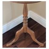 LR - Ethan Allen Round Wood Accent Table - Pedestal with 3 Curved Legs