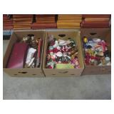 (EW3) Assortment of Christmas Decor...