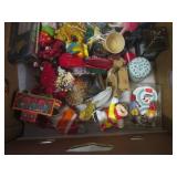 (EW3) Assortment of Christmas Decor...