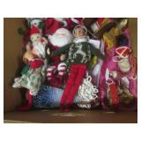 (EW3) Assortment of Christmas Decor...