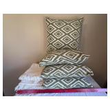 Set of 4 Throw Pillows - Geometric Diamond Pattern and Cream Blanket