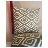 Set of 4 Throw Pillows - Geometric Diamond Pattern and Cream Blanket