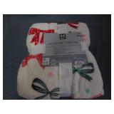 Plush lounge throw... Plush lounge throw...