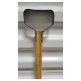 Shovels (Lot Of 4) - Mixed Snow/Yard Shovels With Wooden Handles Shovels (Lot Of 4) - Mixed Snow/Yard Shovels With Wooden Handles