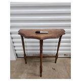 Vintage Oak End Table with Scalloped Edge and Turned Legs Vintage Oak End Table with Scalloped Edge and Turned Legs