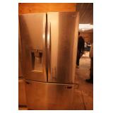 LG Stainless Steel Refrigerator & Freezer Combo. (Ice/Water) Scratch & Dent For Parts Only