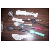Kitchen Lot: emulsifier, knives, utensils, stainless steel measuring cup