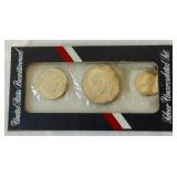 1976 1776-1976 Bicentennial 40% Silver Uncirculated 3 Coin Set - original package with COA, red packet has minor fire damage