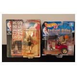 LL - Allen Iverson Figurines Pair - 1999/00 NBA Court Collection (Philadelphia 76ers) LL - Allen Iverson Figurines Pair - 1999/00 NBA Court Collection (Philadelphia 76ers)