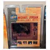 LL - Michael Jordan Highlight Reel Card & Bulls Figurines (Court Collection) - Mattel LL - Michael Jordan Highlight Reel Card & Bulls Figurines (Court Collection) - Mattel