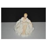 Royal Doulton porcelain lady, hairl... Royal Doulton porcelain lady, hairl...