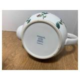 Coffee/tea pots with biscuit jar... Coffee/tea pots with biscuit jar...