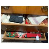 Linens, tablecloths, napkins, runne... Linens, tablecloths, napkins, runne...