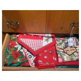 Linens, tablecloths, napkins, runne... Linens, tablecloths, napkins, runne...