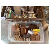 Miniature people, furniture; basket... Miniature people, furniture; basket...