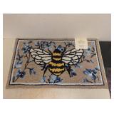 NEW HOOKED ACCENT RUG BEE