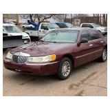 2001 LINCOLN TOWN CAR SIGNATURE *No Accidents Reported* (NO RESERVE)