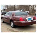 2001 LINCOLN TOWN CAR SIGNATURE *No Accidents Reported* (NO RESERVE)