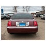 2001 LINCOLN TOWN CAR SIGNATURE *No Accidents Reported* (NO RESERVE)