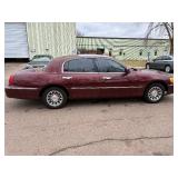 2001 LINCOLN TOWN CAR SIGNATURE *No Accidents Reported* (NO RESERVE)