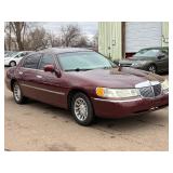 2001 LINCOLN TOWN CAR SIGNATURE *No Accidents Reported* (NO RESERVE)