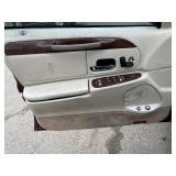 2001 LINCOLN TOWN CAR SIGNATURE *No Accidents Reported* (NO RESERVE)