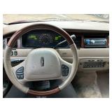 2001 LINCOLN TOWN CAR SIGNATURE *No Accidents Reported* (NO RESERVE)