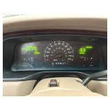 2001 LINCOLN TOWN CAR SIGNATURE *No Accidents Reported* (NO RESERVE)