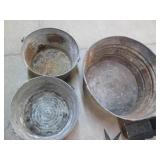Vintage metal basins, metal decor a... Vintage metal basins, metal decor a...